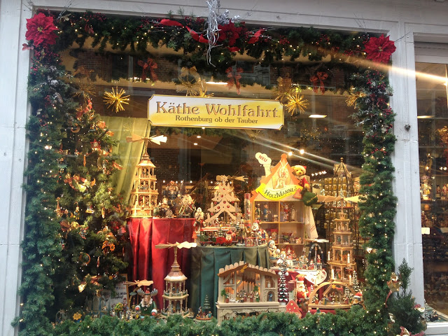 A festive shop front in Bruges, again with a Christmas garland around the edges and a stunning Christmas tree inside. There are also Christmas gifts and souvenirs in the window.